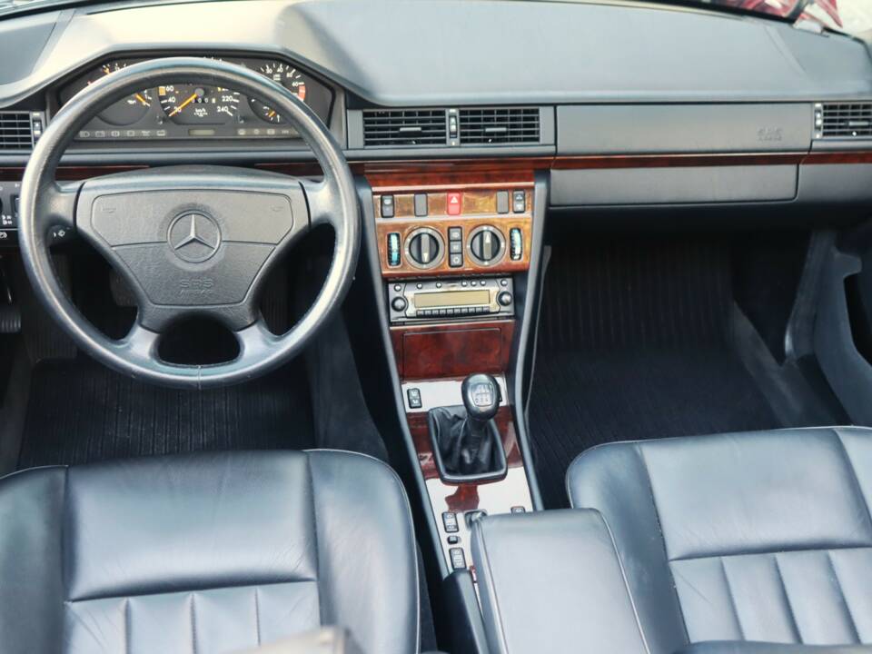 Image 30/50 of Mercedes-Benz E 220 (1994)