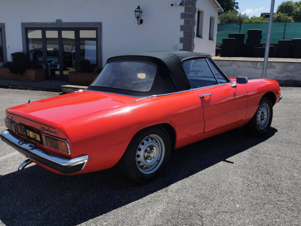 Image 2/33 of Alfa Romeo Spider 1300 (1976)