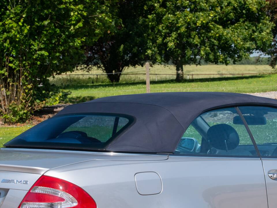Image 21/50 of Mercedes-Benz CLK 55 AMG (2003)