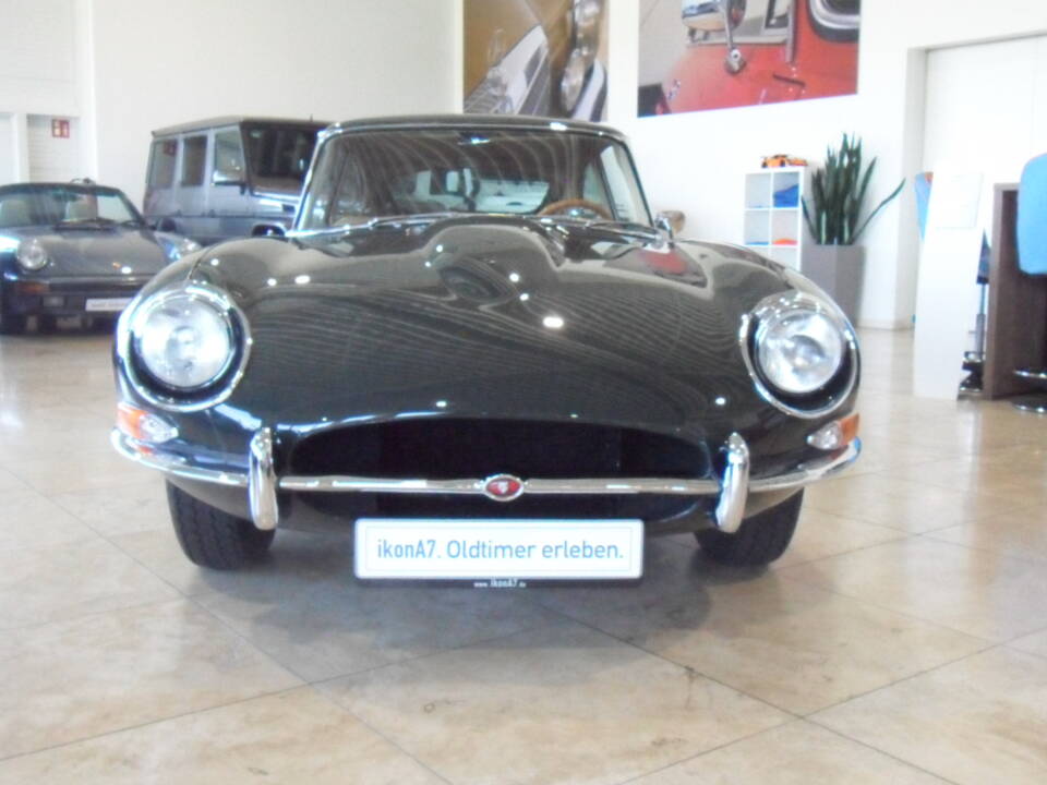 Image 2/34 of Jaguar E-Type (1968)