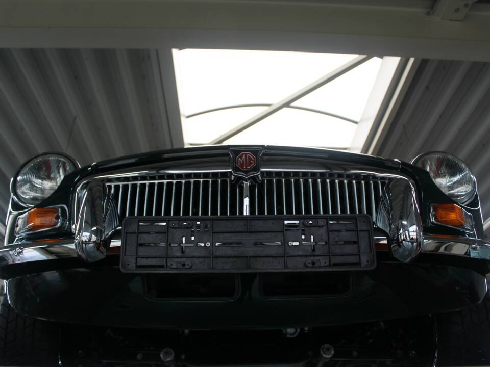 Image 12/50 of MG MGB (1974)