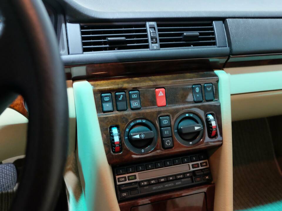 Image 4/32 de Mercedes-Benz 400 E (1991)