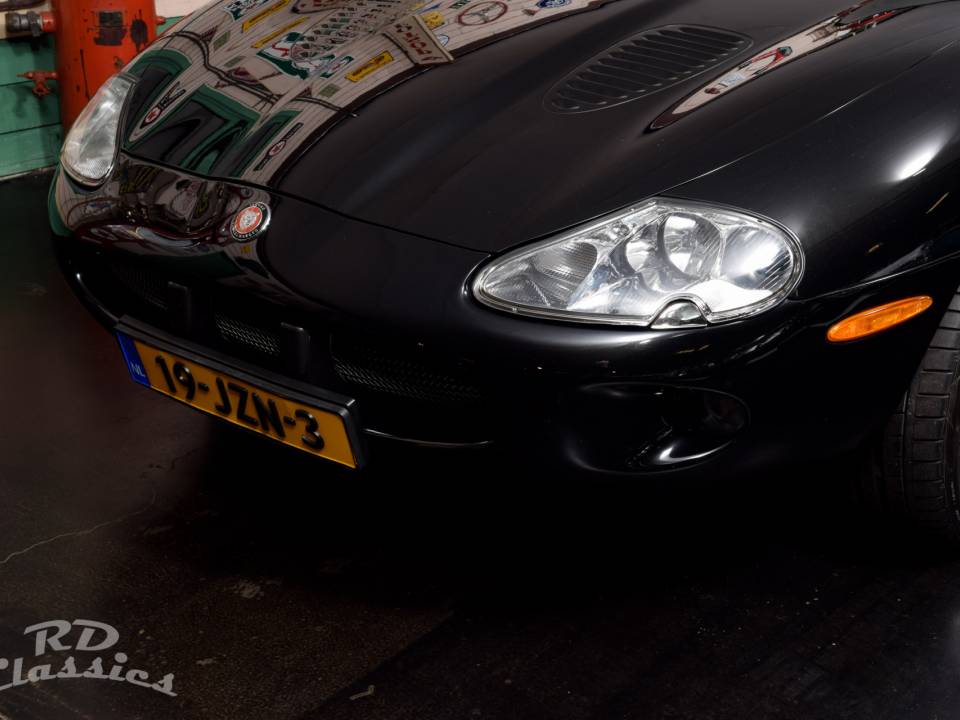 Image 9/50 of Jaguar XKR (2000)