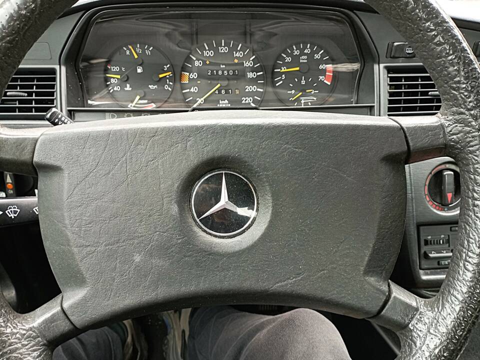 Afbeelding 9/16 van Mercedes-Benz 190 E (1984)