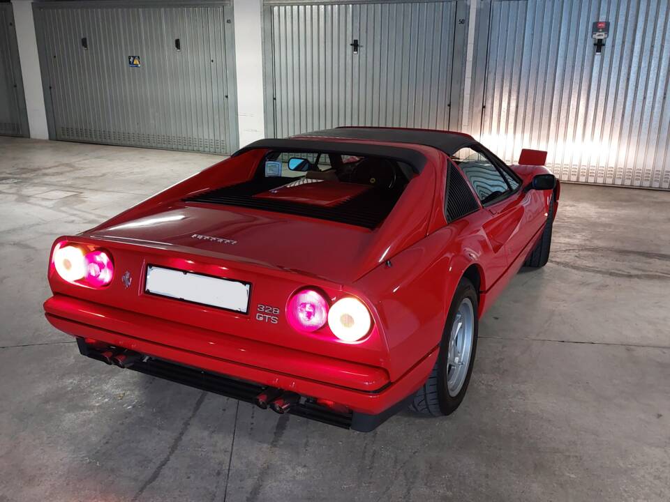 Image 6/12 de Ferrari 328 GTS (1986)