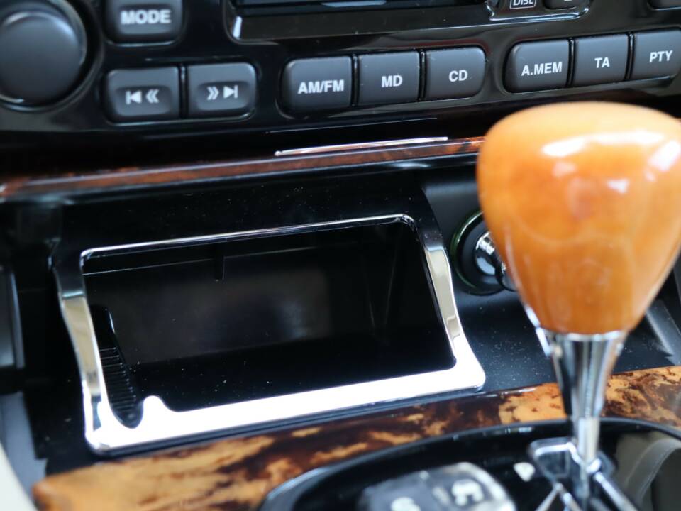 Imagen 28/50 de Jaguar XJ 8 4.2 (2006)