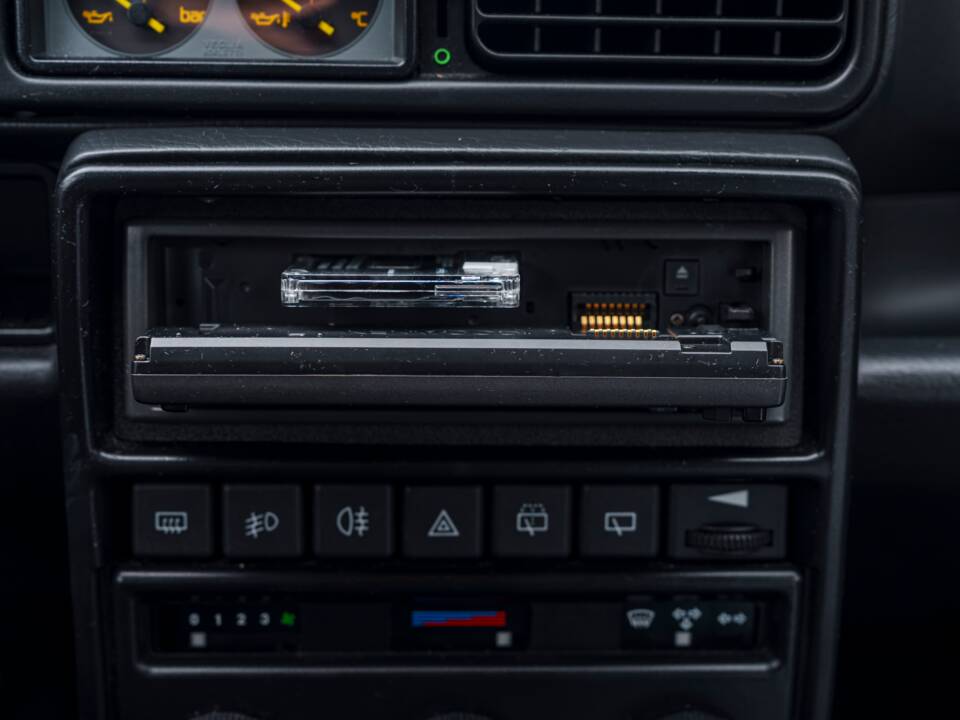 Image 19/27 of Lancia Delta HF Integrale Evoluzione I (1992)
