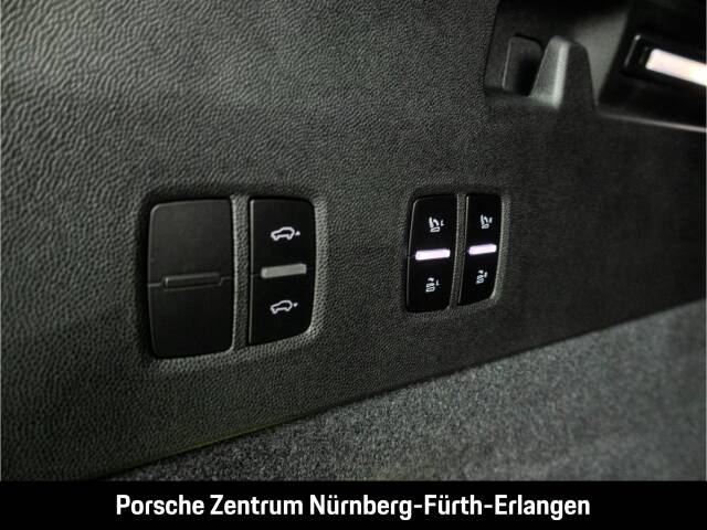 Image 40/50 of Porsche Cayenne S Electric (2026)