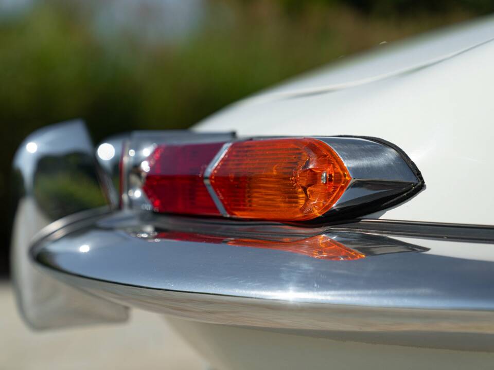 Bild 24/50 von Jaguar E-Type (1968)