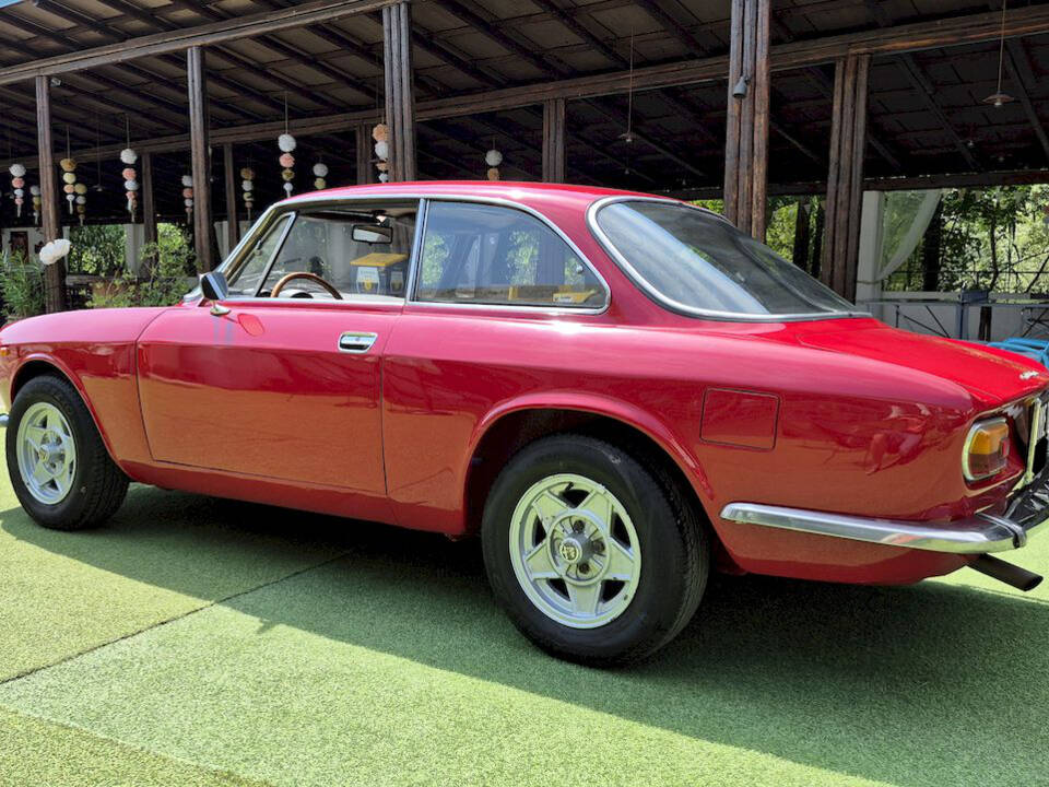 Image 14/50 de Alfa Romeo Giulia GT 1300 Junior (1971)