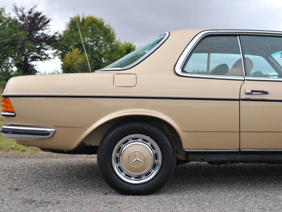 Image 8/33 of Mercedes-Benz 230 CE (1985)