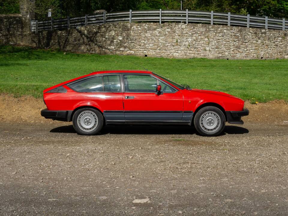 Image 2/25 of Alfa Romeo GTV 6 2.5 (1984)
