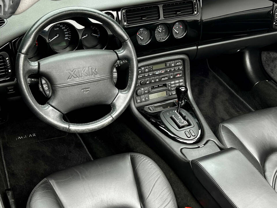 Image 9/9 of Jaguar XKR (2001)