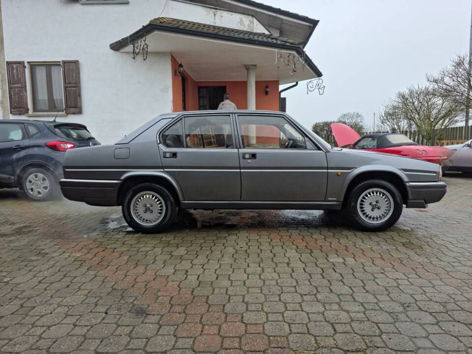 Bild 37/38 von Alfa Romeo 90 2.0 V6 Super (1985)