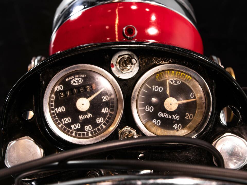 Image 17/34 of MV Agusta 250 Bicilindrica (1970)
