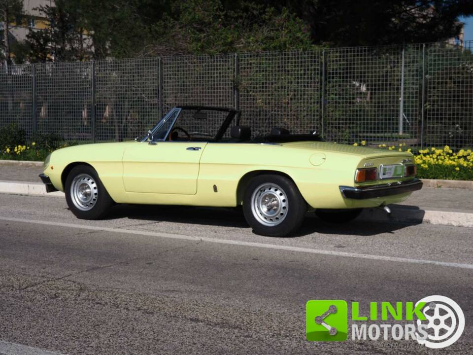 Image 9/10 of Alfa Romeo 2000 Spider Veloce (1975)