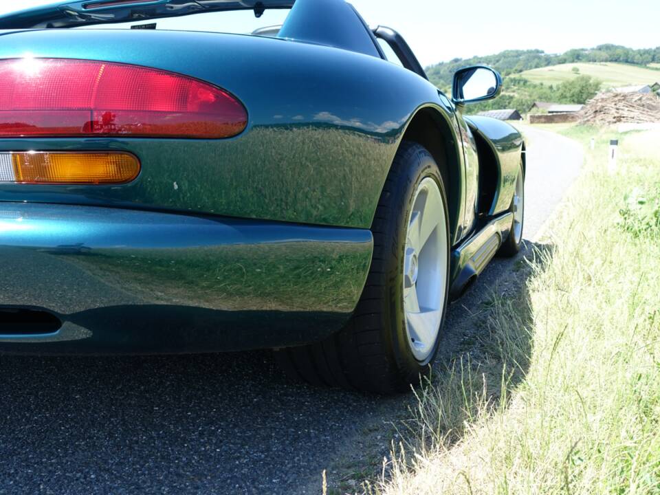 Image 25/35 of Dodge Viper RT/10 (1994)