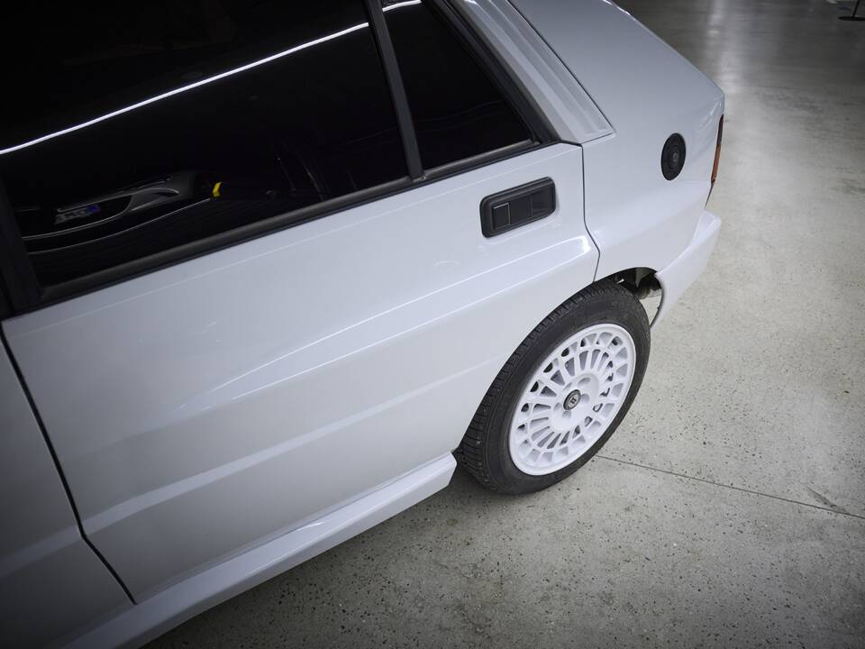 Image 5/93 of Lancia Delta HF Integrale Evoluzione I (1992)