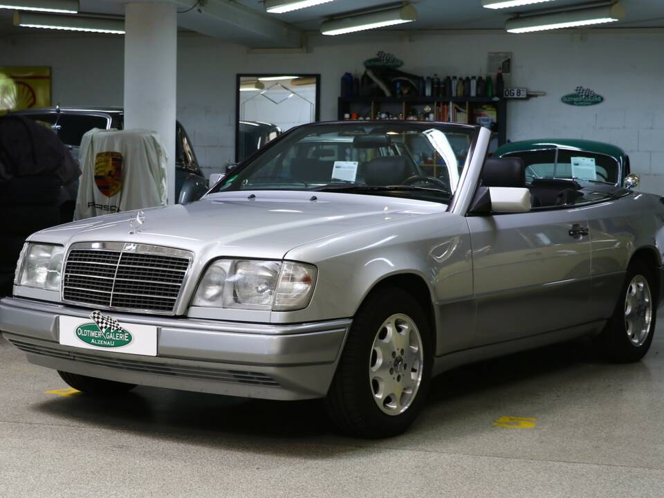 Immagine 3/43 di Mercedes-Benz E 200 (1994)