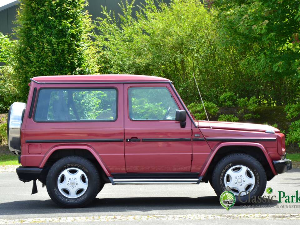 Image 6/49 de Mercedes-Benz 230 GE (SWB) (1993)