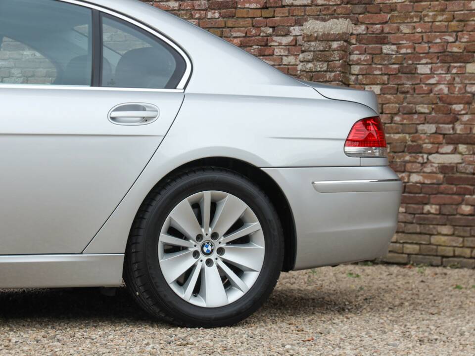 Immagine 31/50 di BMW 750i (2007)