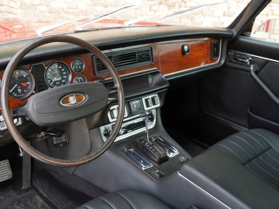 Bild 42/50 von Jaguar XJ 6 C 4.2 (1976)