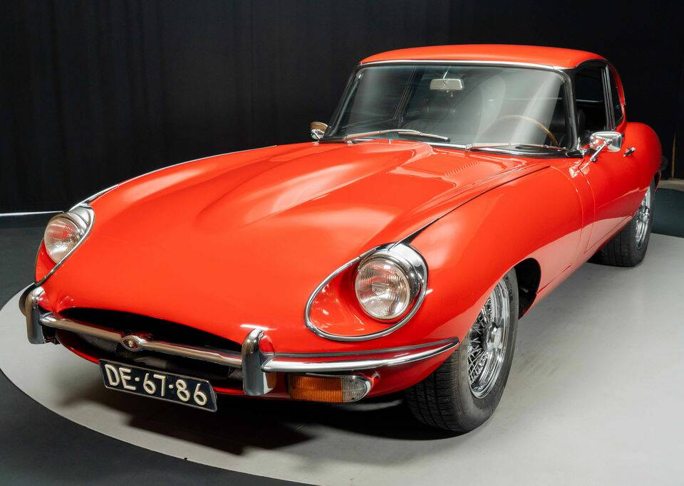 Image 4/8 de Jaguar E-Type (1970)
