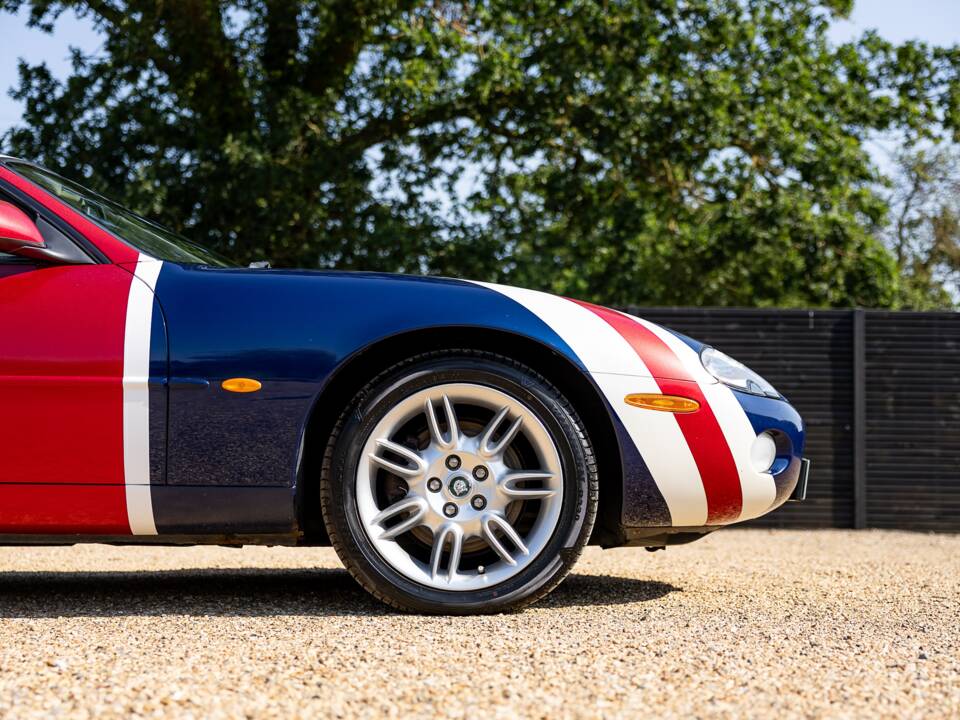 Immagine 7/42 di Jaguar XK8 4.0 (2001)