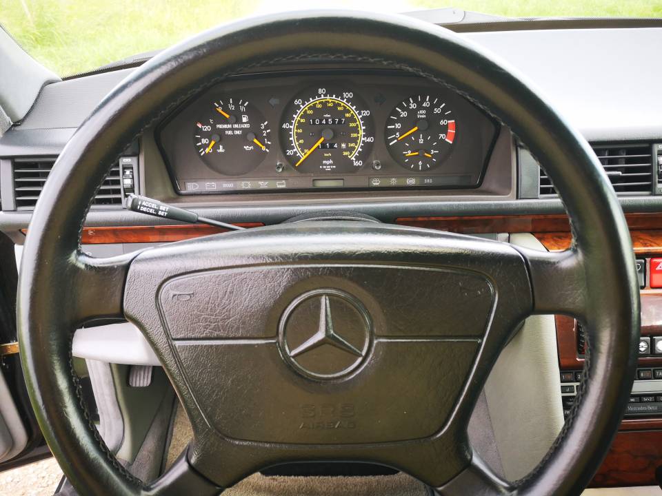 Image 37/48 de Mercedes-Benz 400 E (1993)