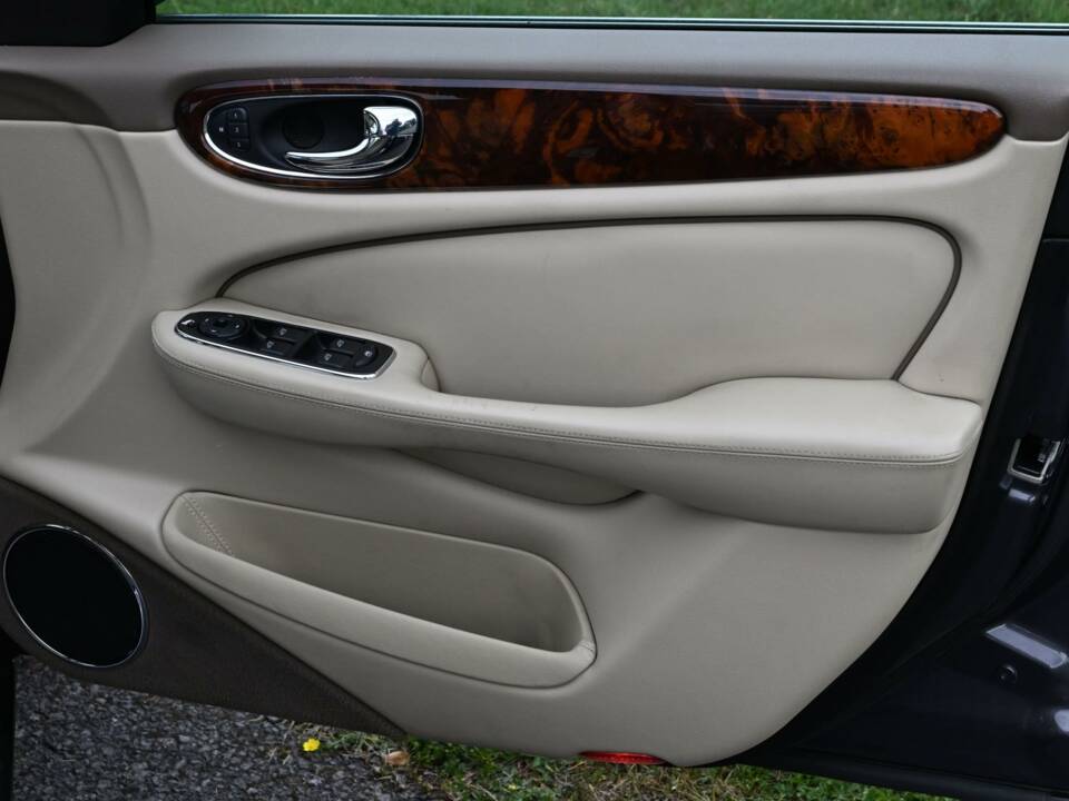 Image 31/50 de Jaguar XJ 8 4.2 (2009)