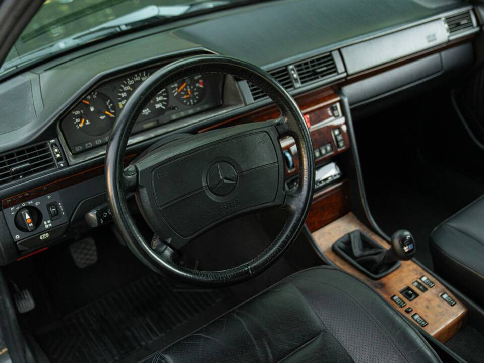 Bild 33/50 von Mercedes-Benz 300 E-24 (1989)