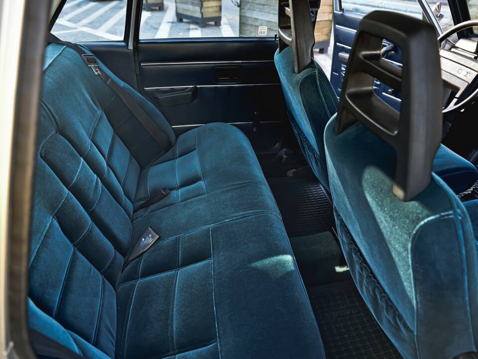 Image 15/38 de Volvo 244 DLS (1977)