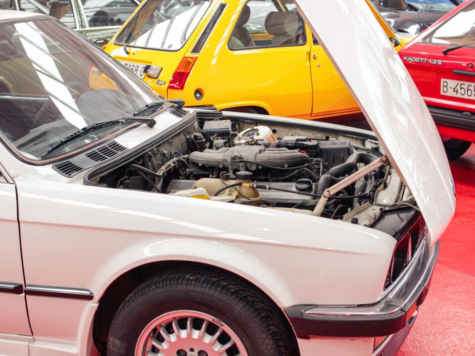 Image 34/38 of BMW 325i (1986)