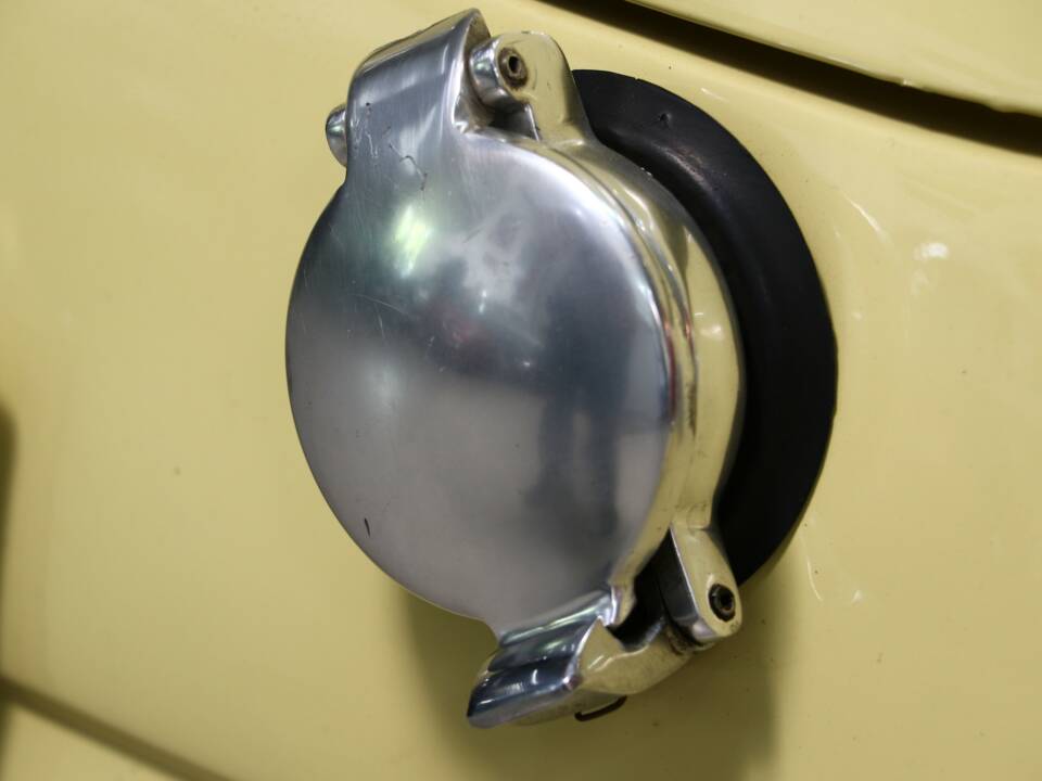 Bild 32/34 von MG MGB GT (1966)