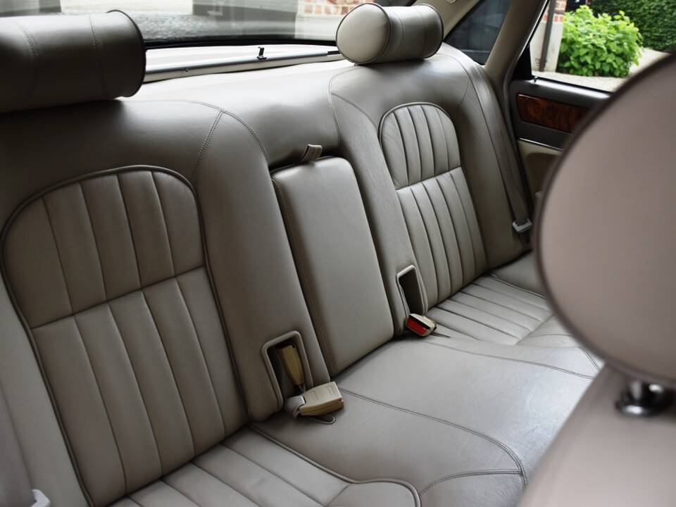Image 28/40 of Jaguar XJ 6 4.0 Sovereign (1995)