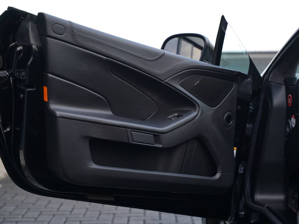 Image 15/50 of Aston Martin Vanquish S Volante (2018)