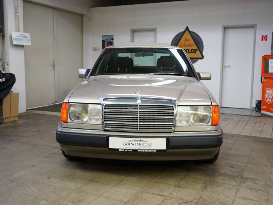 Bild 5/33 von Mercedes-Benz 230 E (1990)