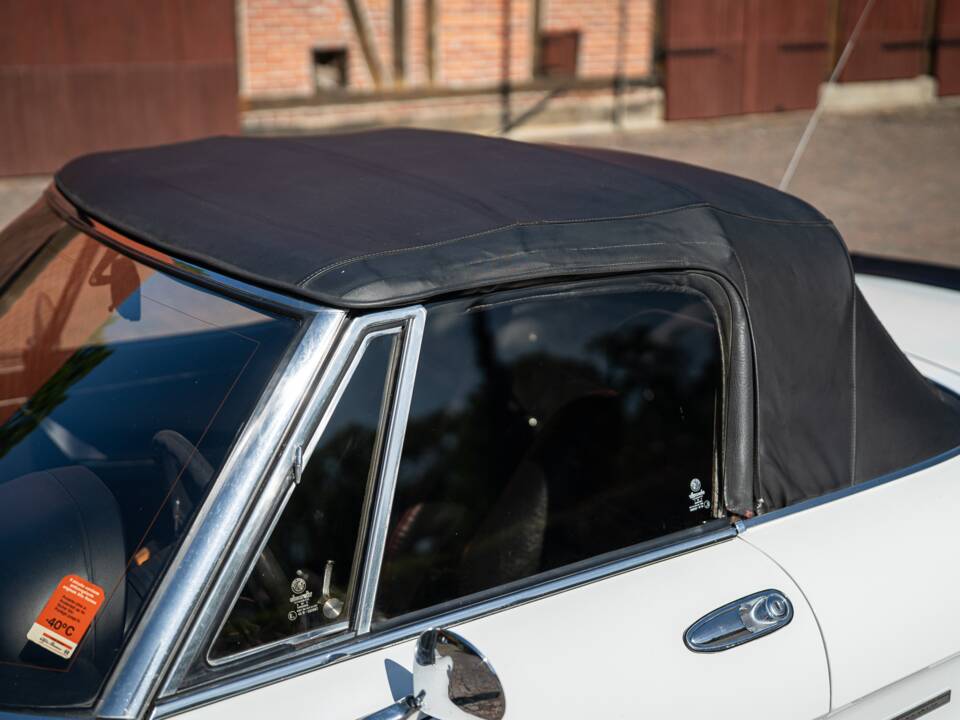 Image 2/40 of Alfa Romeo 2.0 Spider (1987)