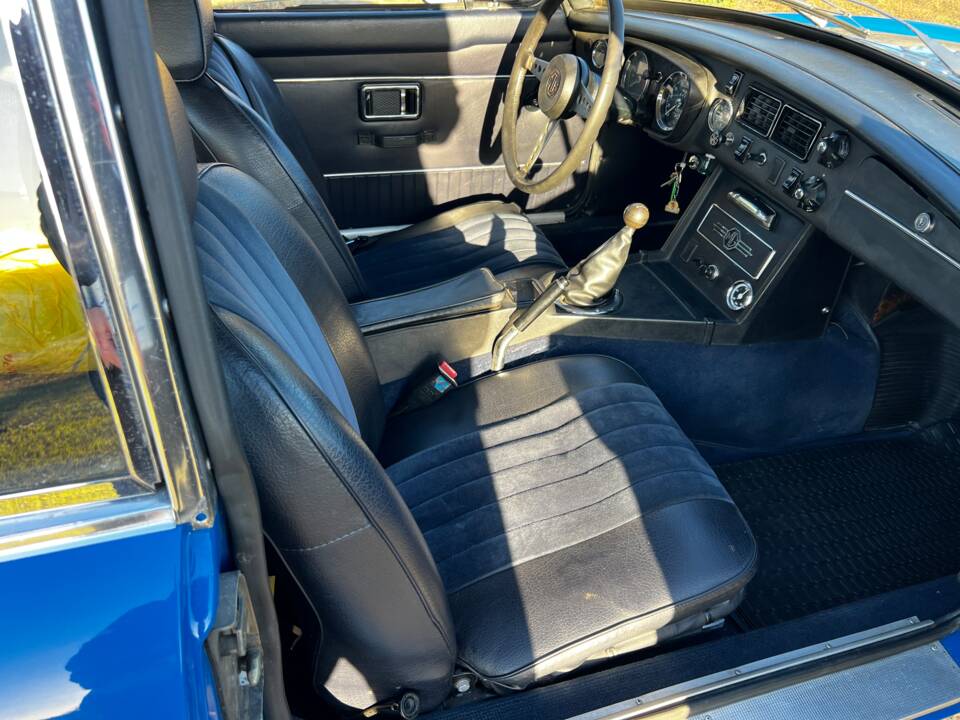Image 35/50 of MG MGB GT (1972)