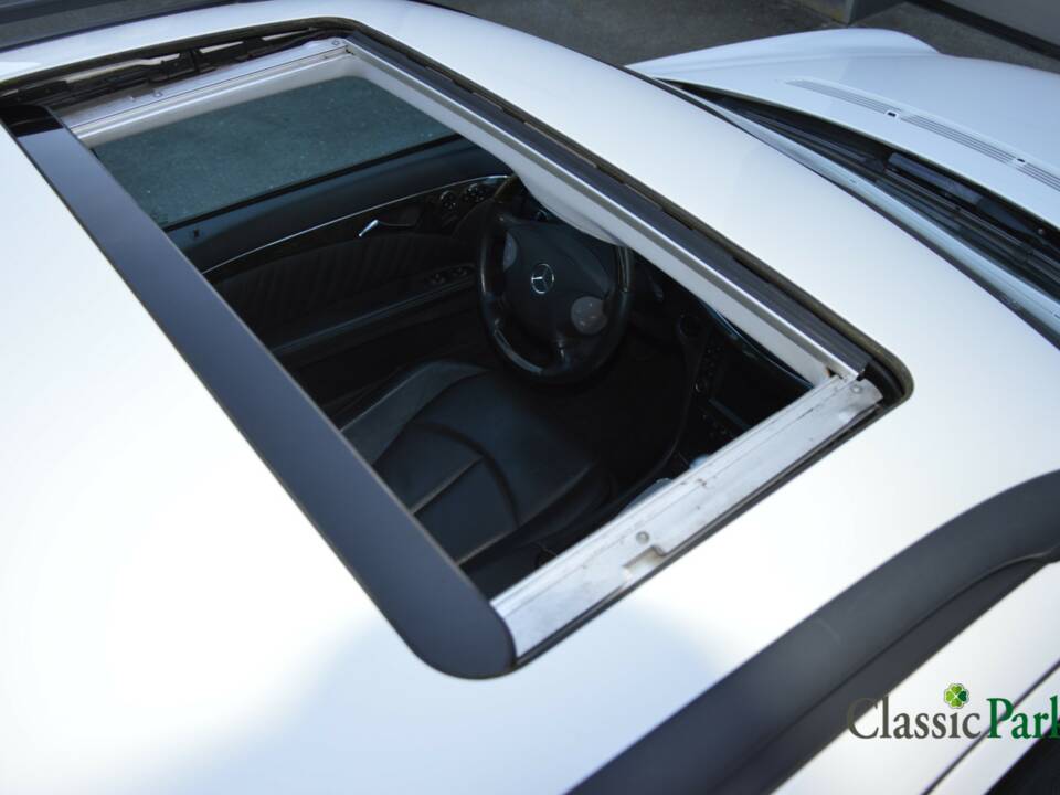 Image 32/50 of Mercedes-Benz E 500 T (2004)