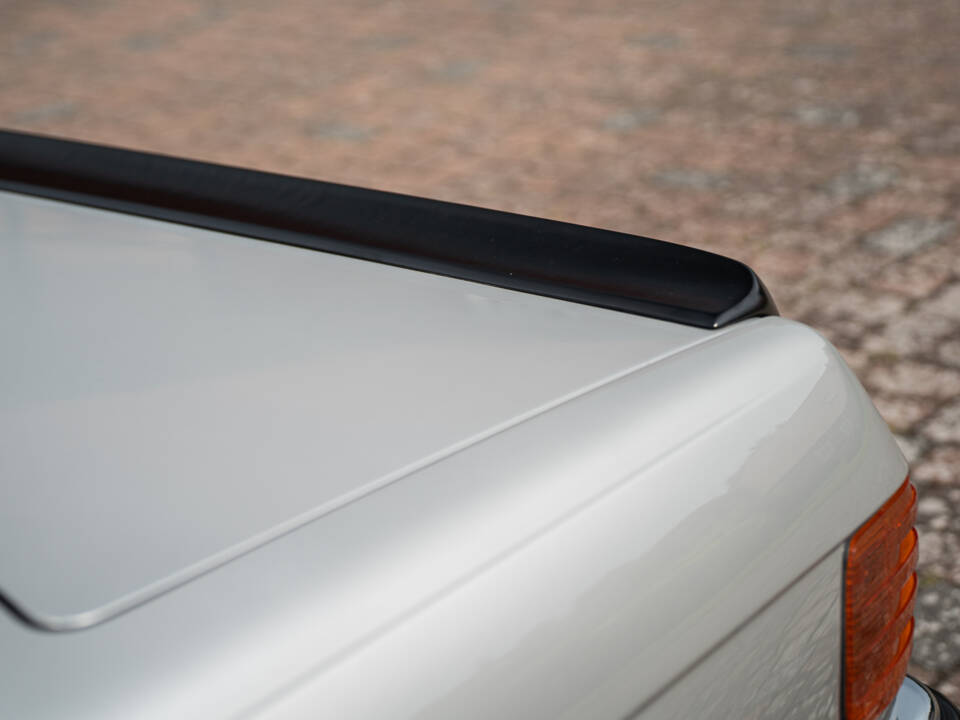 Image 17/68 of Mercedes-Benz 500 SL (1984)
