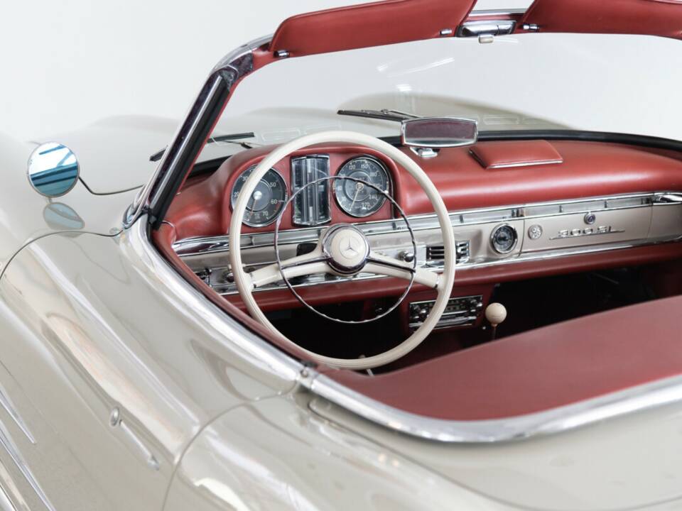Image 33/50 of Mercedes-Benz 300 SL Roadster (1961)