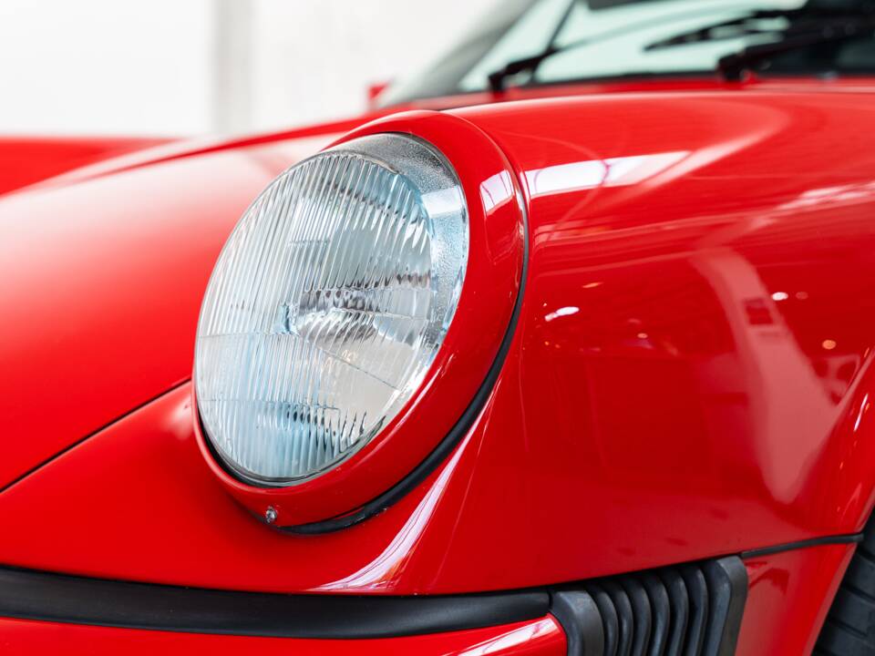 Image 20/31 of Porsche 911 Carrera 3.2 (1988)