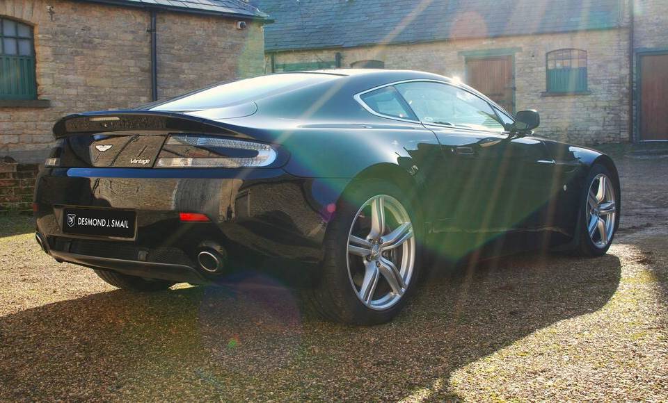 Image 6/23 of Aston Martin V8 Vantage (2009)