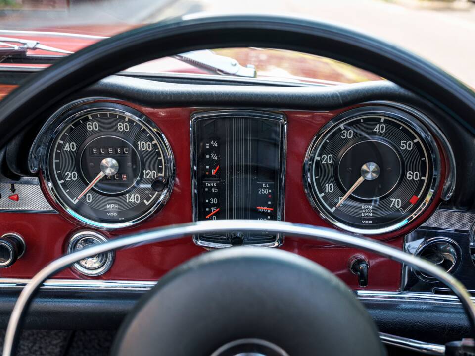 Image 22/33 of Mercedes-Benz 280 SL (1970)