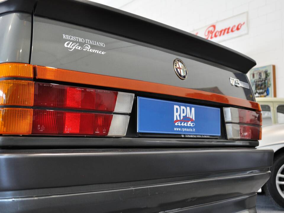 Image 8/34 de Alfa Romeo 75 2.0 Twin Spark (1987)