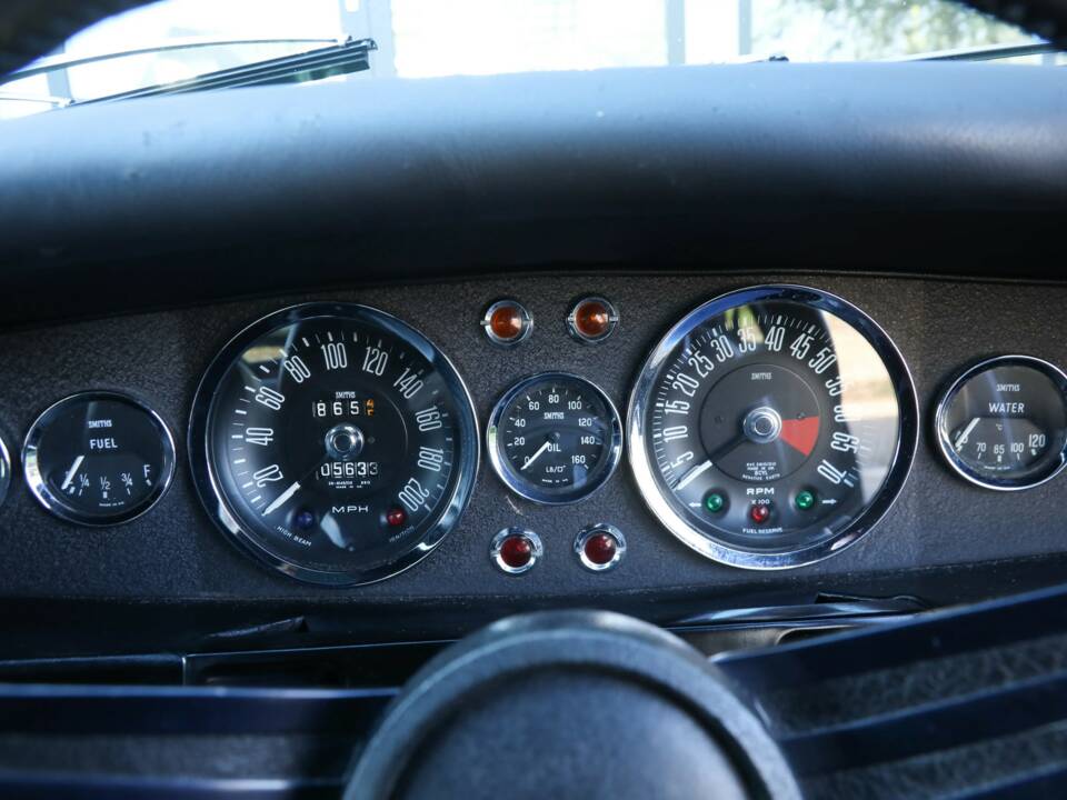 Image 21/50 of Aston Martin DBS V8 (1972)