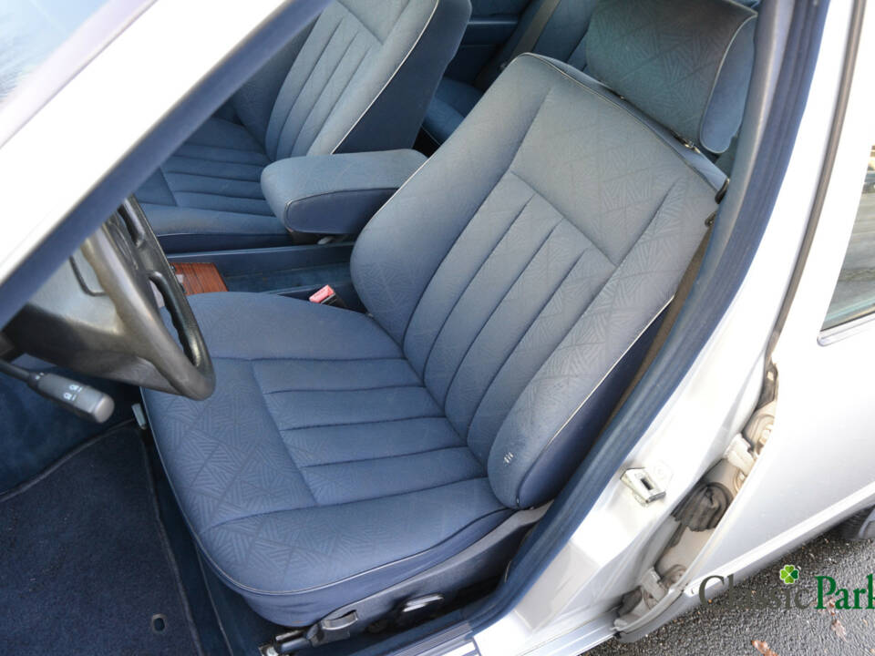 Image 20/39 of Mercedes-Benz 200 D (1993)