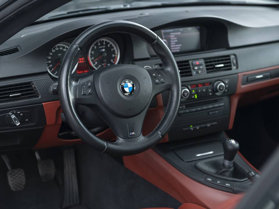 Image 13/50 of BMW M3 (2010)