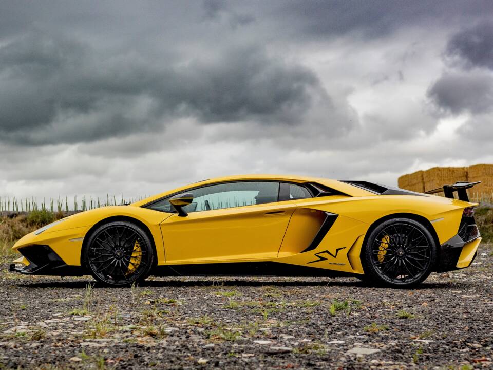 Image 2/21 of Lamborghini Aventador LP 750-4 SV (2016)